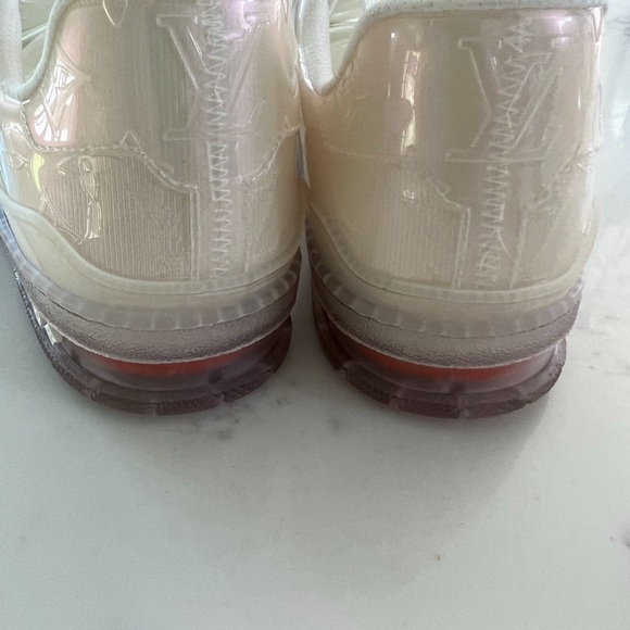 Louis Vuitton Clear
Trainers - Picture 5 of 11